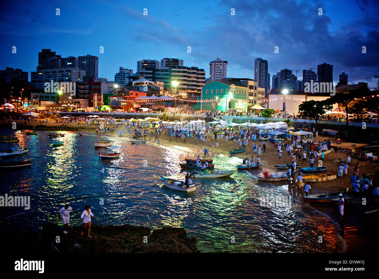 Sunrise a Rio Vermelho beach. Yemanja del partito. Salvador de Bahia, Brasile, Foto Stock