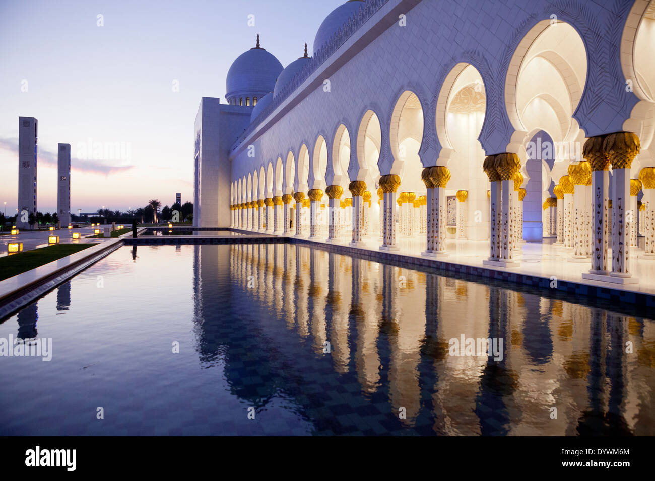 La Sheikh Zayed bin Sultan grande moschea è la più grande moschea degli Emirati Arabi Uniti ed in grado di ospitare 40 000 adoratori Foto Stock