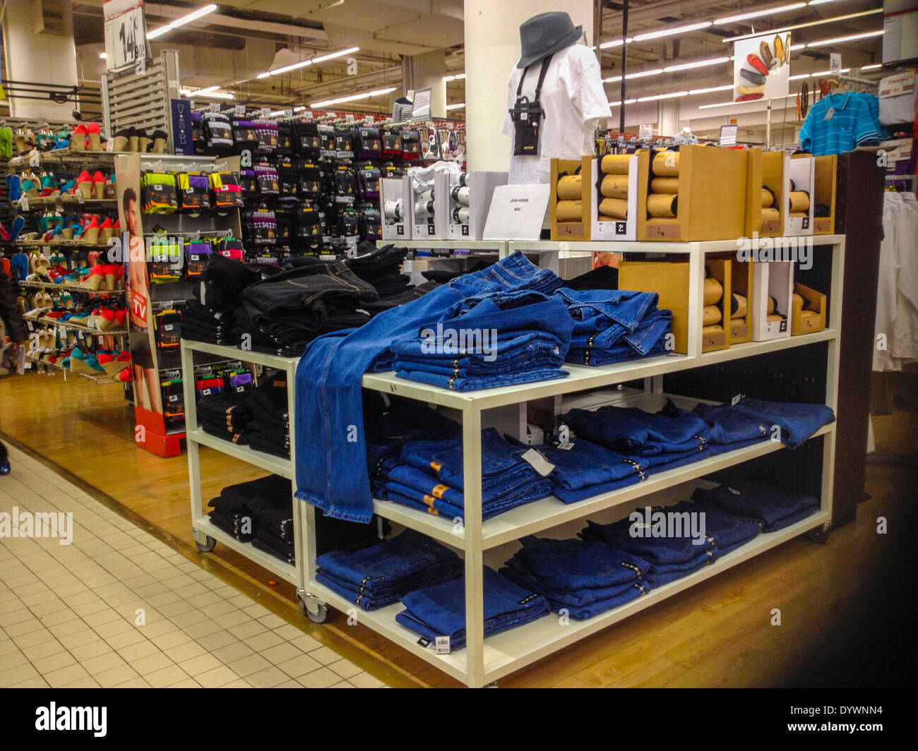 Parigi, Francia, Abbigliamento Low- Cost in vendita in Carrefour  Supermarket, made in Bangladesh felpa, fast fashion Foto stock - Alamy