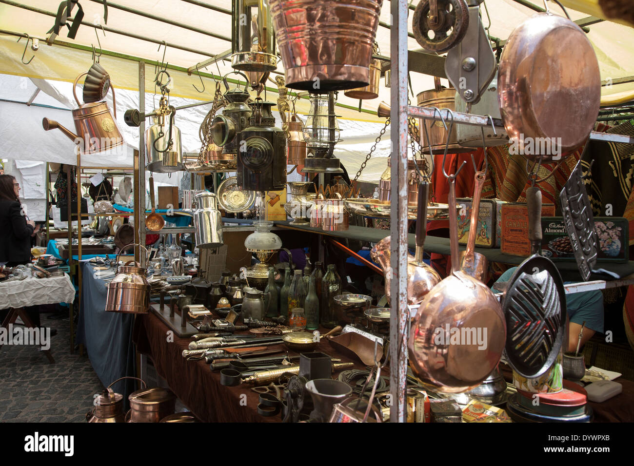 Oggetti di Antiquariato. Mercato delle pulci. San Telmo. Buenos Aires. Argentina Foto Stock