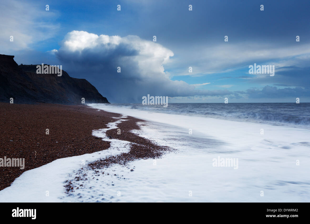 Passando la tempesta. Seatown Beach. Jurassic Coast Sito Patrimonio Mondiale. Il Dorset. Regno Unito. Foto Stock