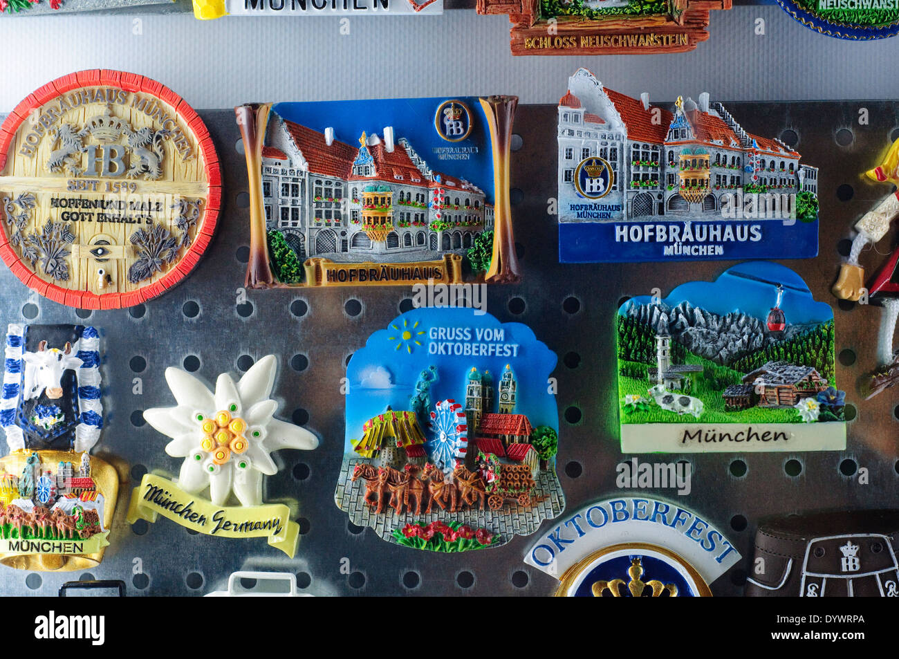 In Germania, in Baviera, Monaco di Baviera, souvenir in vendita, magneti  Foto stock - Alamy