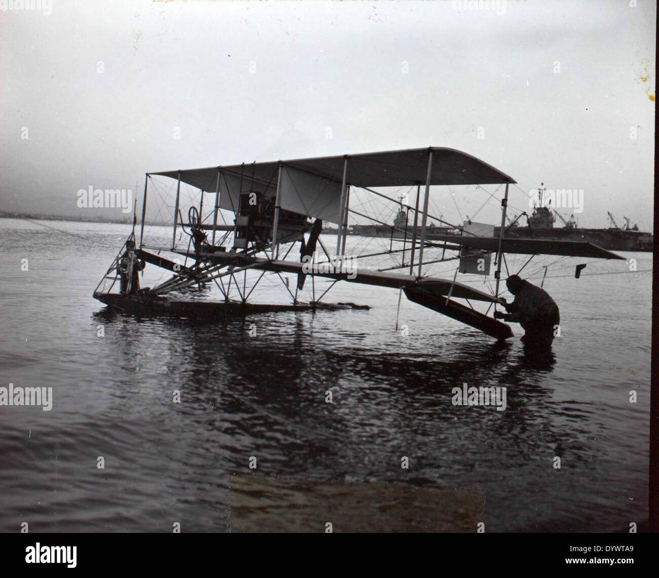 Il Curtiss A-1 Triad era un biplano progettato per la Marina degli Stati Uniti e il primo aereo ad atterrare su una nave. Ha svolto un ruolo fondamentale nello sviluppo dell'aviazione navale all'inizio del XX secolo. Foto Stock