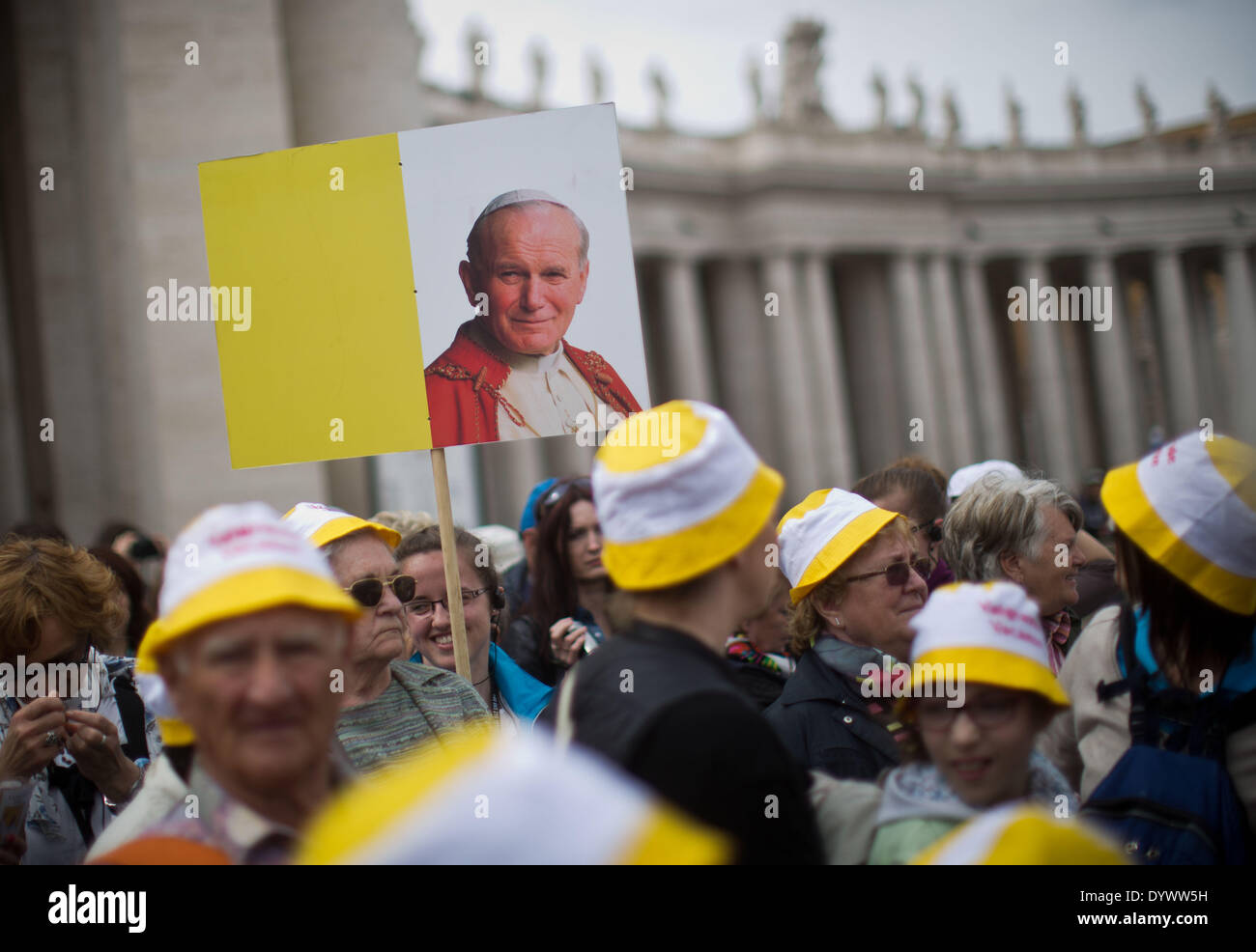 Vaticano, Roma, Italia. 26 apr 2014. Pellegrini polacchi dalla città di Brzenzno coda con una foto di Papa Giovanni Paolo II e Papa Giovanni XXIII nei pressi di Piazza San Pietro in Vaticano, 26 aprile 2014. Circa un milione di pellegrini e turisti sono attesi a Roma quando Papa Giovanni XXIII e di Papa Giovanni Paolo II sarà canonizzata da Papa Francesco il 27 aprile 2014. Credito: MICHAEL KAPPELER/dpa/Alamy Live News Foto Stock
