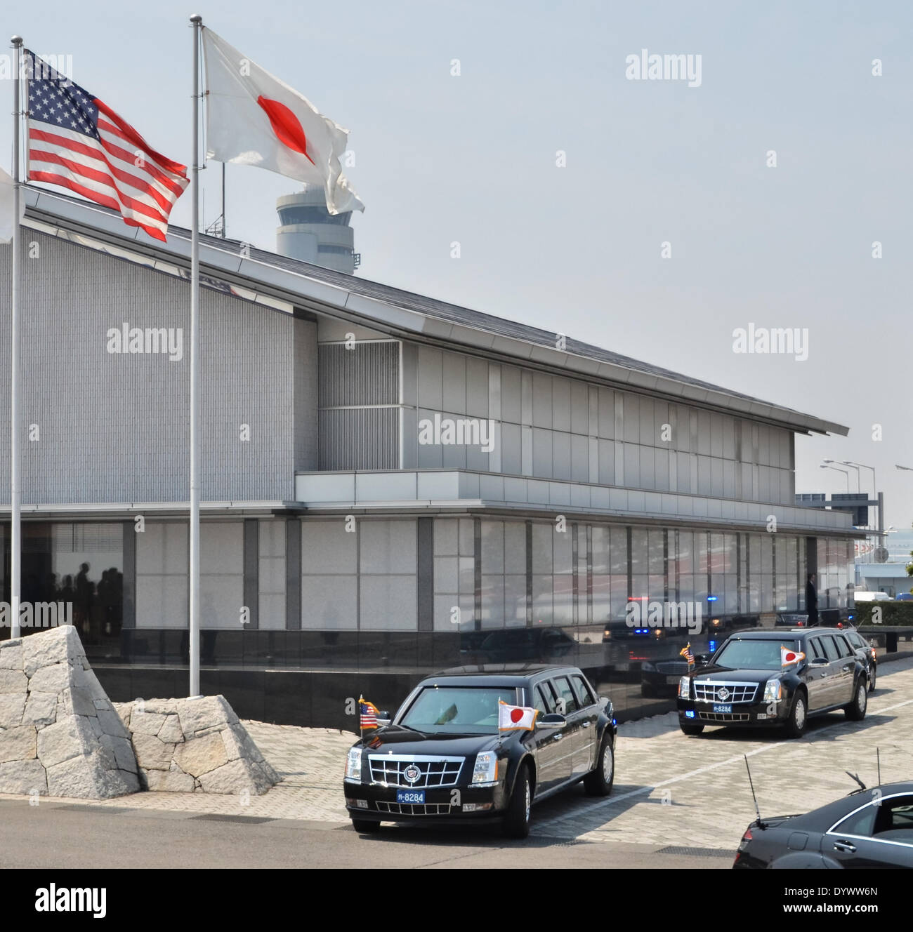 Tokyo, Giappone. Xxv Aprile, 2014. Stati Uniti Presidential Cadillac Uno (posteriore) arrivano a Tokyo International Airport in Tokyo, Giappone, il 25 aprile 2014. Credito: AFLO/Alamy Live News Foto Stock