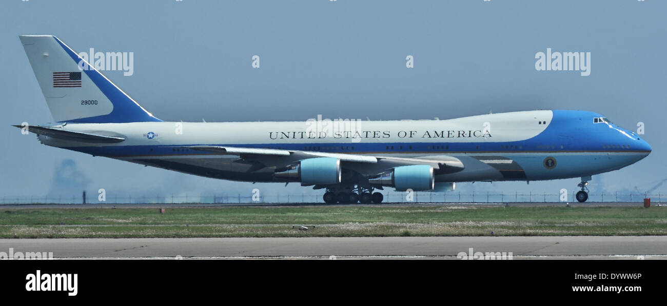 Barack Obama, 25 aprile 2014, Tokyo, Giappone :l'Air Force One è visto alla partenza sulla pista a Tokyo International Airport in Tokyo, Giappone, il 25 aprile 2014. Credito: AFLO/Alamy Live News Foto Stock