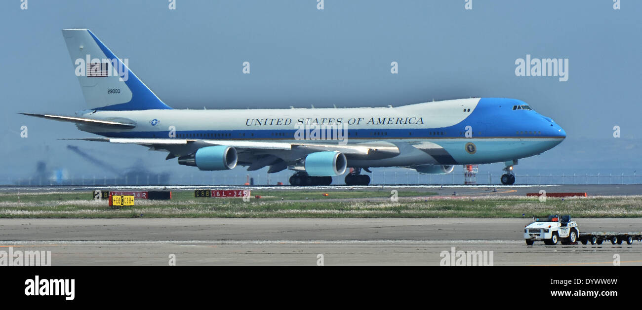 Barack Obama, 25 aprile 2014, Tokyo, Giappone :l'Air Force One è visto alla partenza sulla pista a Tokyo International Airport in Tokyo, Giappone, il 25 aprile 2014. Credito: AFLO/Alamy Live News Foto Stock