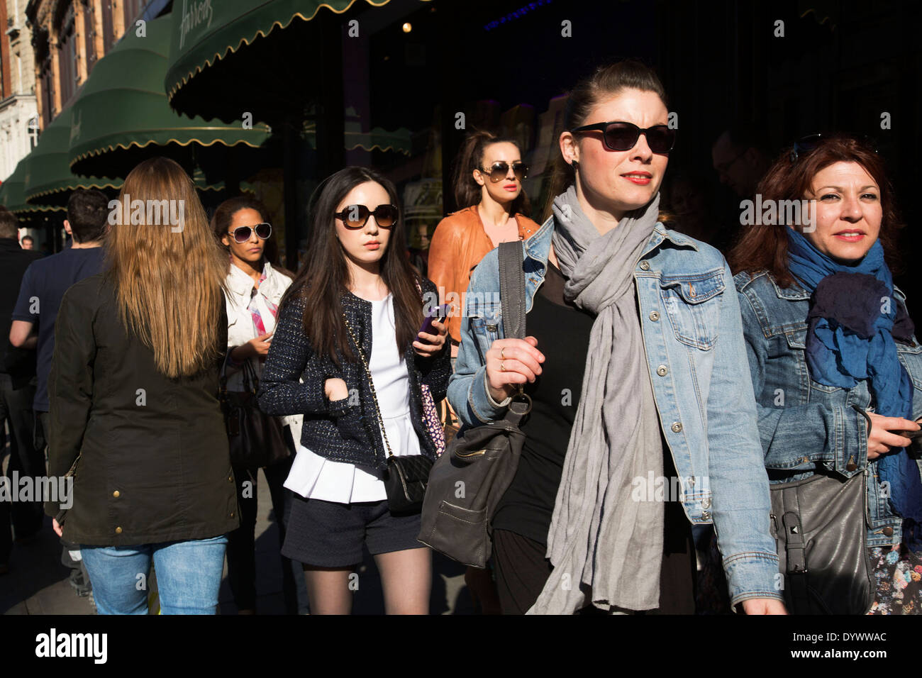 Gli amanti dello shopping al di fuori i grandi magazzini Harrods nella esclusiva area di Knightsbridge. Londra, Regno Unito. Foto Stock