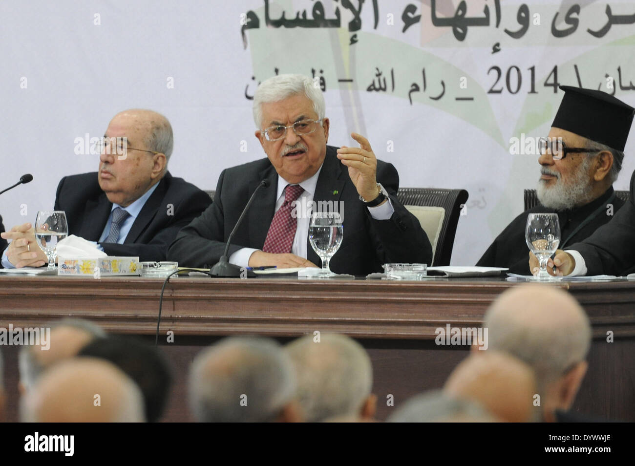 Ramallah, West Bank, Territorio palestinese. 26 apr 2014. Il presidente palestinese Mahmoud Abbas dà il suo discorso durante la riunione con palestinesi Consiglio Centrale PCC alla Mukata"un quartier generale in Cisgiordania città di Ramallah 26 Aprile, 2014 Credit: Thaer Ganaim APA/images/ZUMAPRESS.com/Alamy Live News Foto Stock