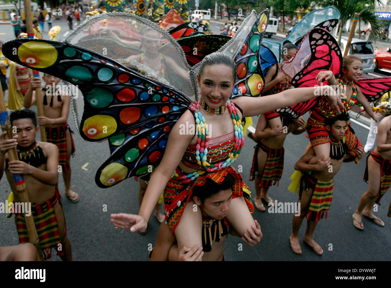 Manila, Filippine. 26 apr 2014. Ballerini eseguono durante l'Aliwan Fiesta, un bene culturale evento annuale, a Manila, Filippine, 26 aprile 2014. Credito: Rouelle Umali/Xinhua/Alamy Live News Foto Stock