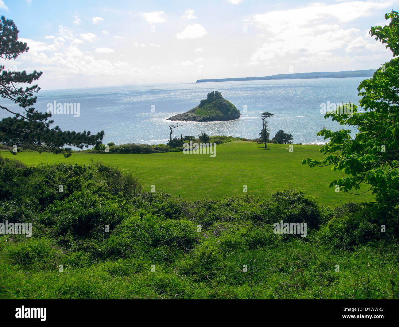 Vista su Torbay, Devon, Inghilterra da scogliere di Torquay attraverso la baia con Brixham all'orizzonte. La Thatcher Rock Foto Stock