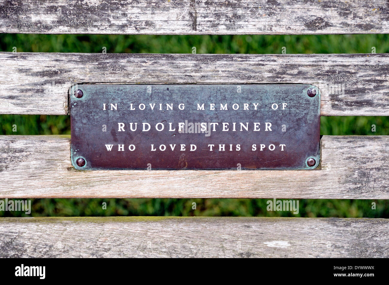 Placca su una panchina nel parco in memoria di Rudolf Steiner che amava questo spot Foto Stock