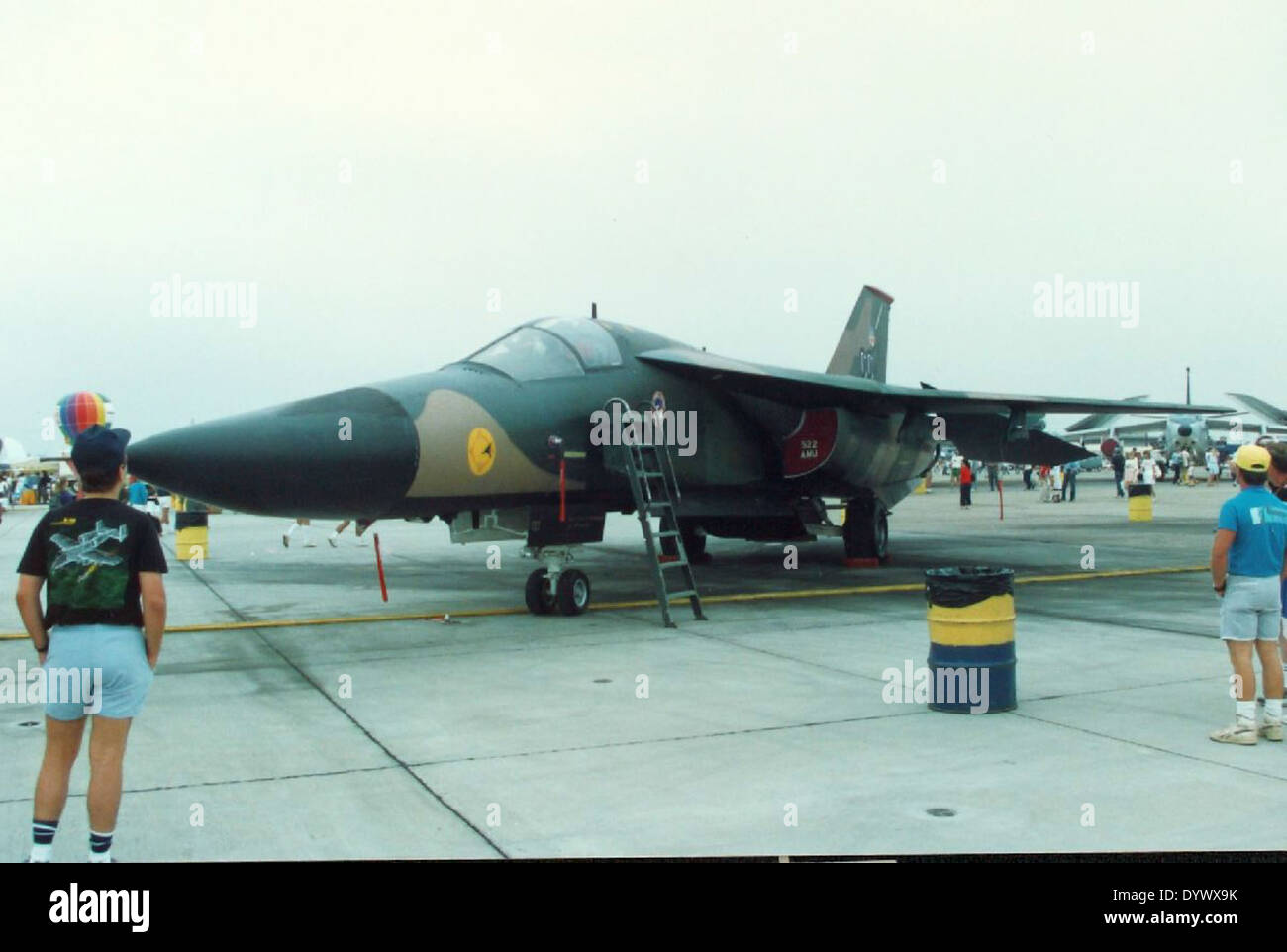 Il General Dynamics F-111A Aardvark era un versatile bombardiere tattico e caccia utilizzato dalla U.S. Air Force. Introdotto negli anni '1960, era equipaggiato con ali a raggio variabile ed era in grado di fornire carichi utili nucleari e convenzionali, servendo in varie operazioni di combattimento fino al suo ritiro negli anni '1990 Foto Stock