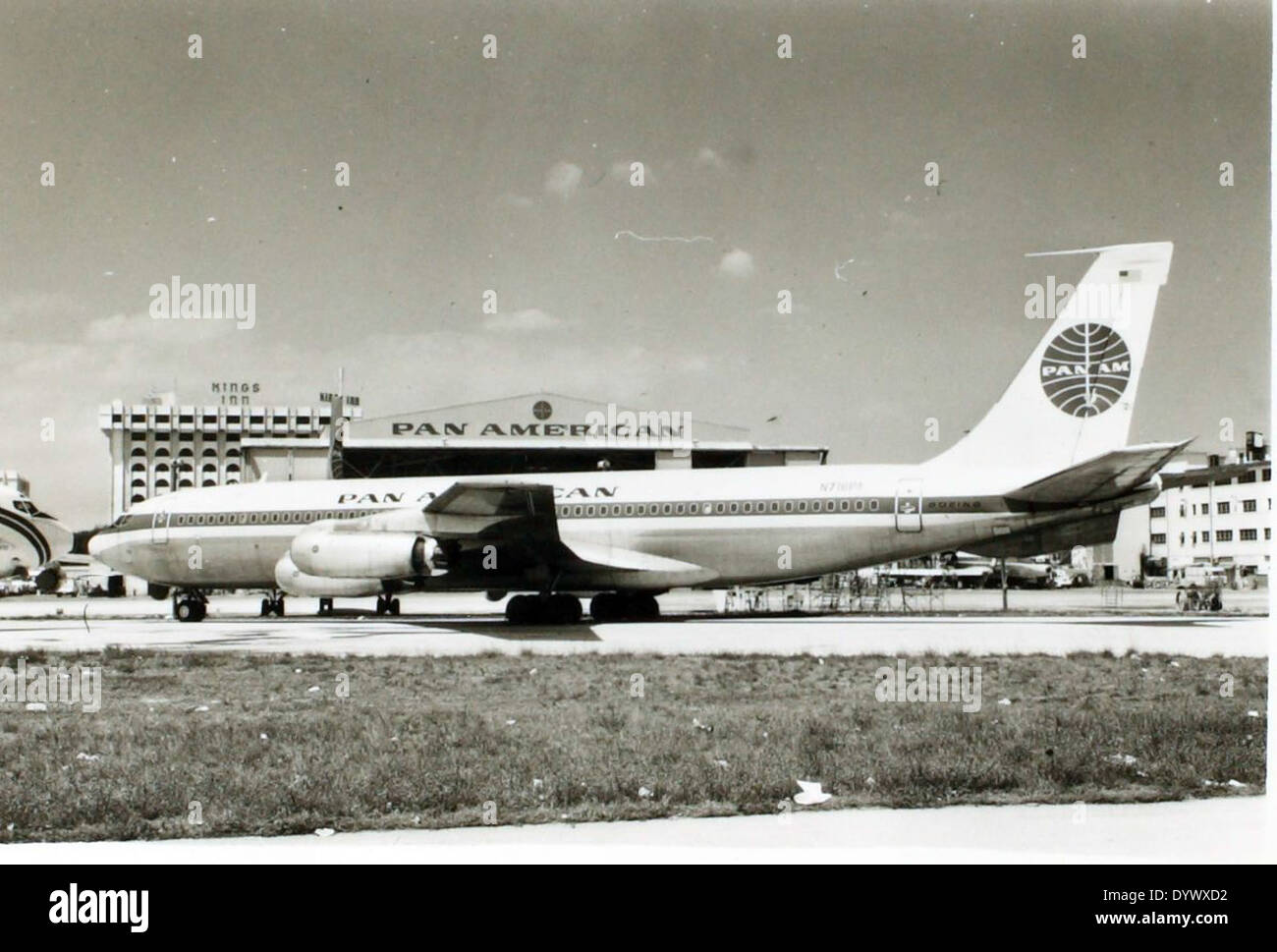Questa immagine mostra un Boeing 707-321 di linea, in particolare il Clipper Flying Eagle, operato dalla Pan Am. Il Boeing 707 fu uno dei primi aerei di linea commerciali a reazione di successo, segnando una nuova era nel trasporto aereo. Foto Stock