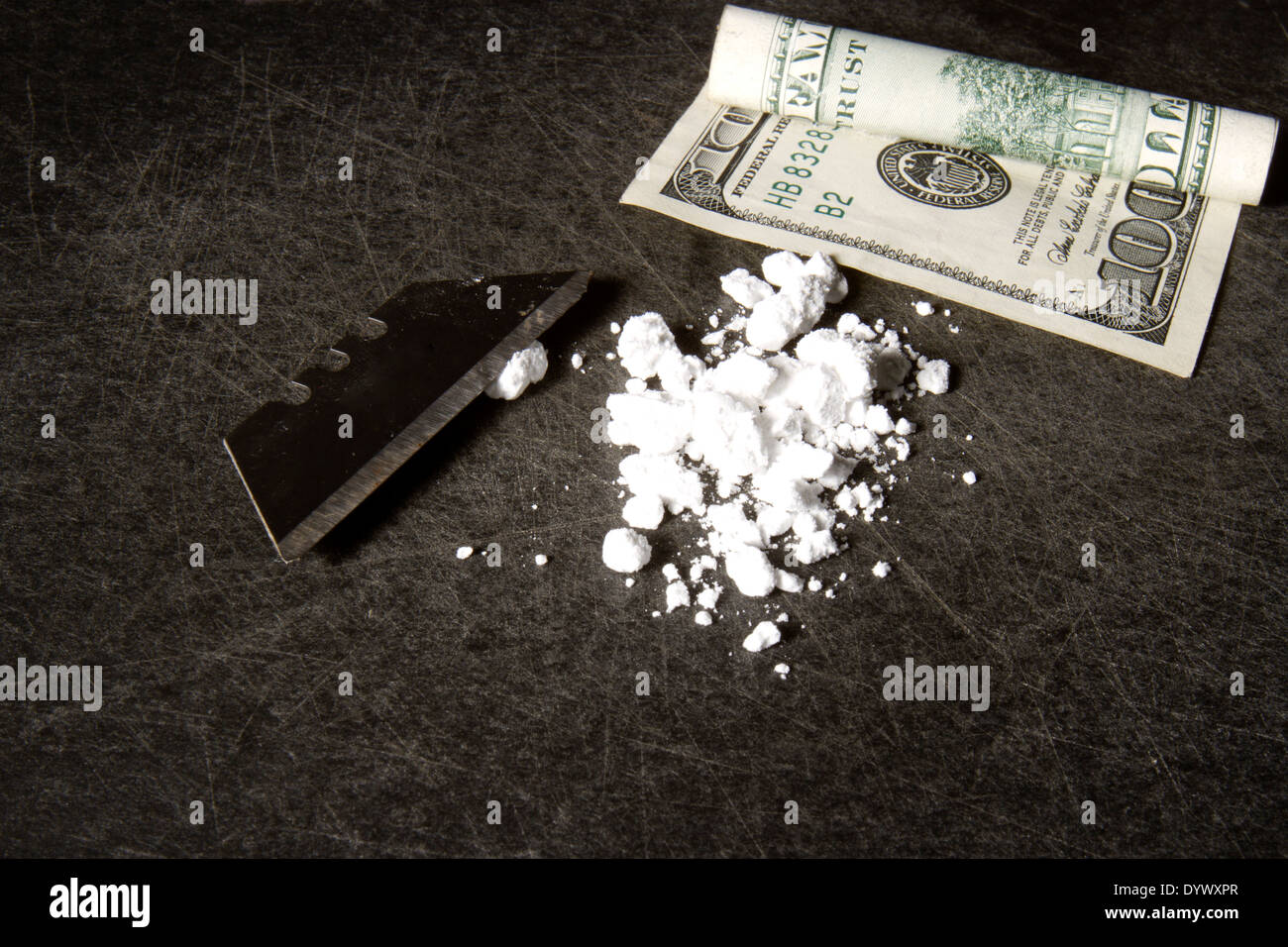 La cocaina in polvere con una lama di rasoio e arrotolato a centinaia di dollari Foto Stock