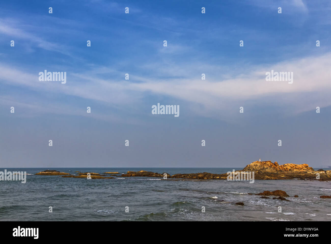 Vista dalla spiaggia di Goa al mare Arabico. Roccia vicino al mare Foto Stock