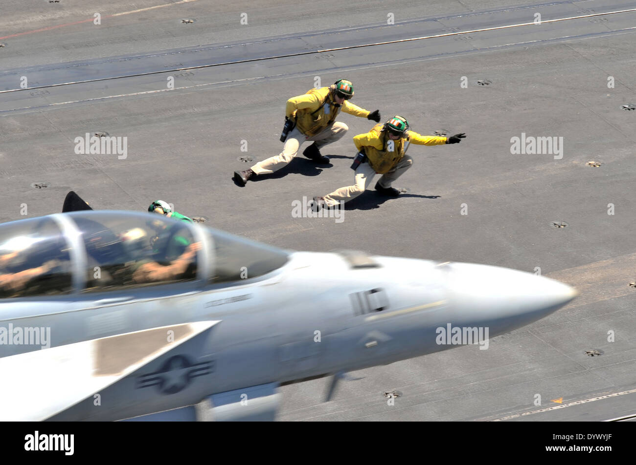 US Navy ponte di volo equipaggio noto come un tiratore rispecchia il suo allenatore come si lanciano un F/A-18F Super Hornet dal ponte della portaerei USS Enterprise Febbraio 1, 2007 nel Mare Arabico. Foto Stock