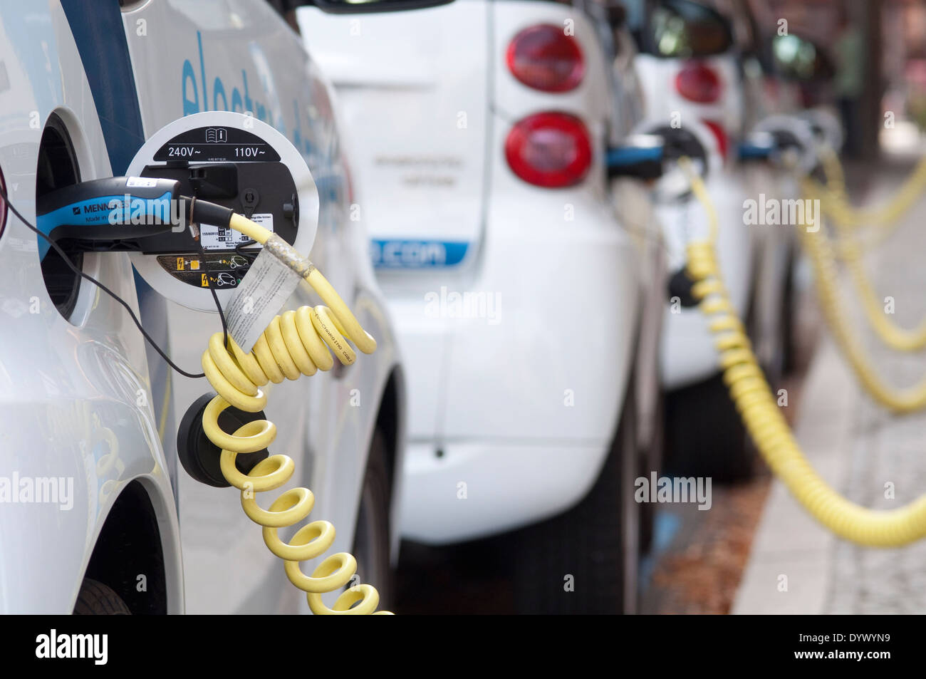 Germania, Berlino, Potsdamer Platz, auto elettriche Mercedes, cavo di ricarica per auto elettriche. Foto Stock