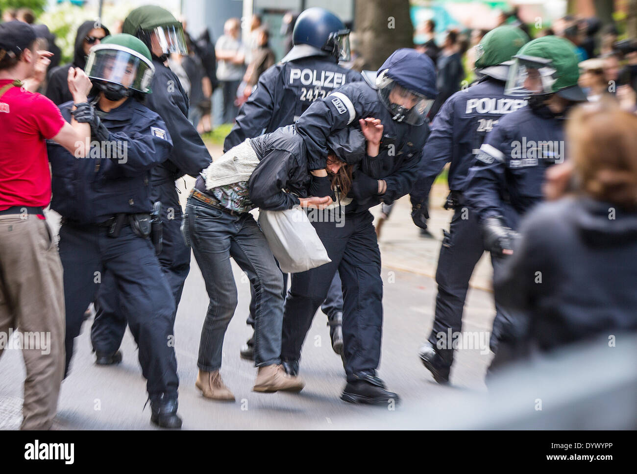 Berlino, Germania. 26 apr 2014. Atto di polizia contro ala sinistra contro-protester a Berlino, Germania, 26 aprile 2014. Diverse migliaia di persone protestare contro l' estrema destra Nazionale Partito Democratico della Germania (NPD) che prevede di rally attraverso il quartiere di Kreuzberg che è noto per la sua cultura alternativa. Foto: Annibale/dpa/Alamy Live News Foto Stock