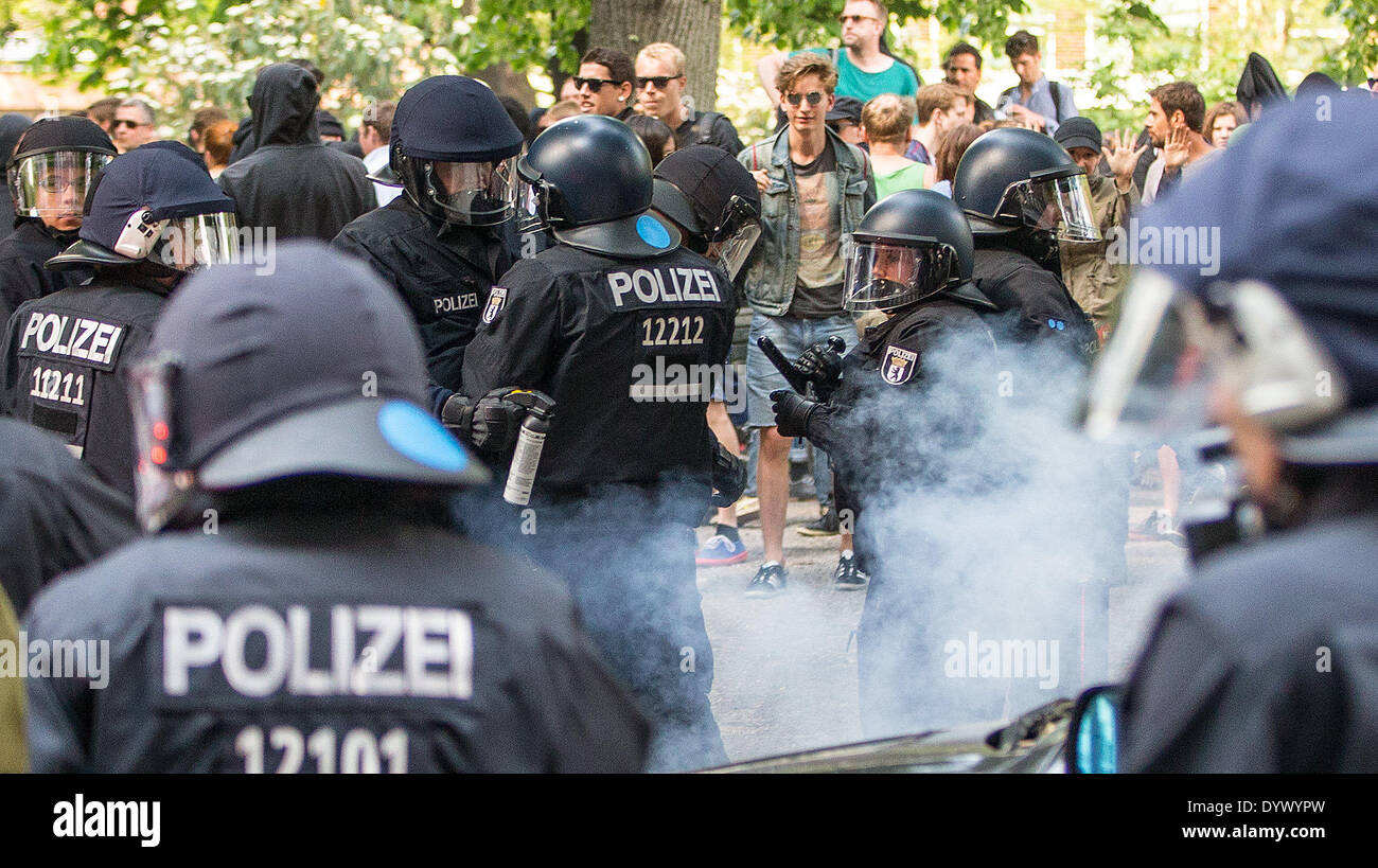 Berlino, Germania. 26 apr 2014. Atto di polizia contro ala sinistra contro-protester a Berlino, Germania, 26 aprile 2014. Diverse migliaia di persone protestare contro l' estrema destra Nazionale Partito Democratico della Germania (NPD) che prevede di rally attraverso il quartiere di Kreuzberg che è noto per la sua cultura alternativa. Foto: Annibale/dpa/Alamy Live News Foto Stock