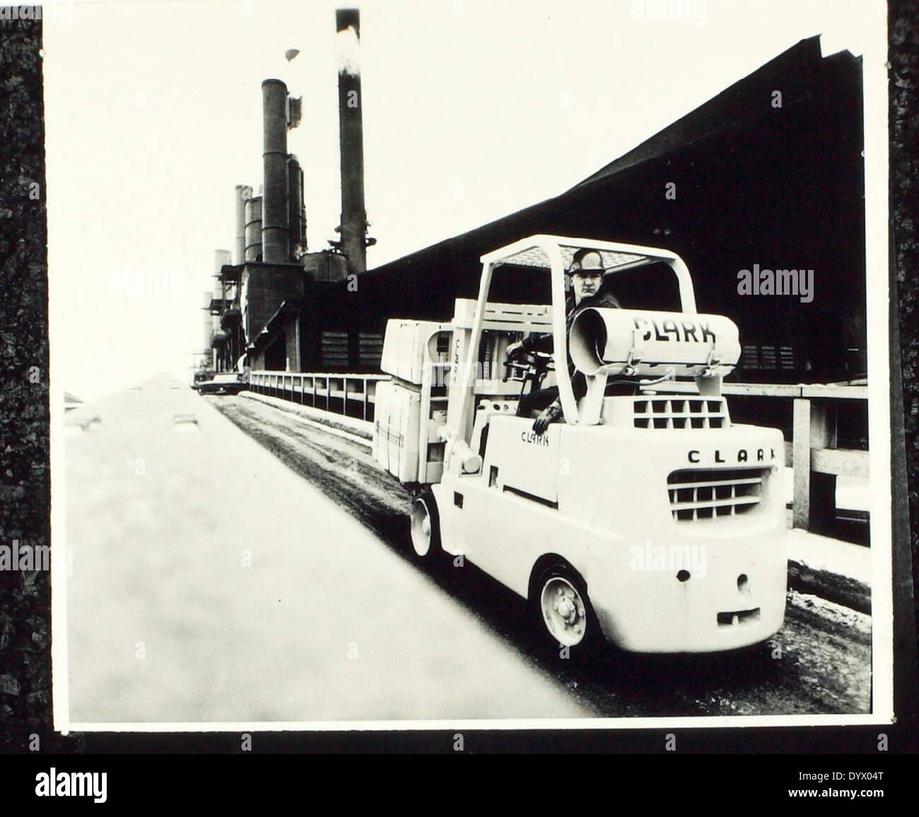 Questa immagine mostra un motore Continental Motors, noto per il suo utilizzo in una varietà di aeromobili durante il XX secolo. I motori Continental Motors erano ampiamente utilizzati negli aerei leggeri e negli aerei commerciali per la loro affidabilità ed efficienza. Foto Stock