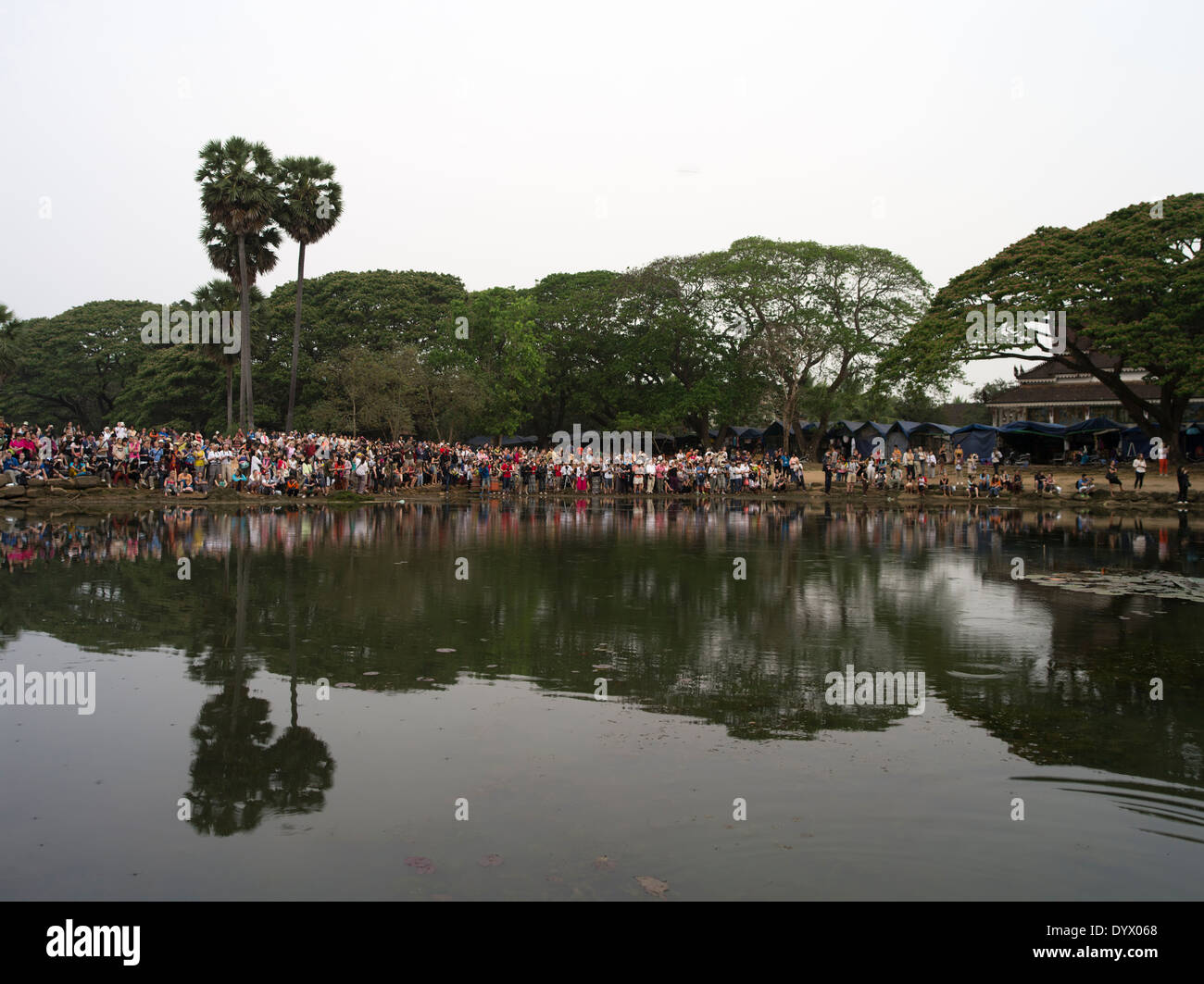 La folla di turisti attendono l'alba a Angkor Wat, Tempio buddista complessa, Siem Reap, Cambogia Foto Stock