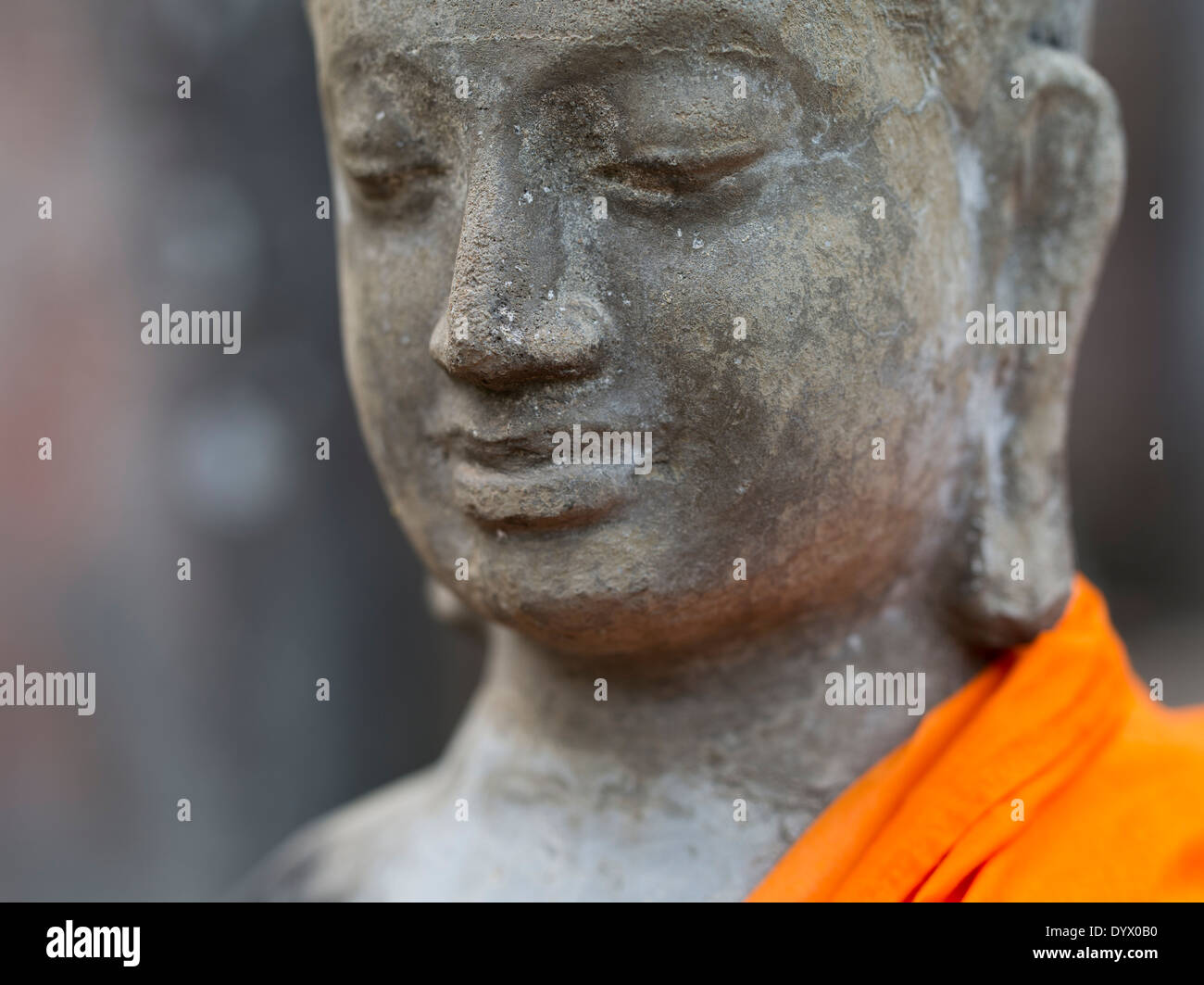 Statua buddista in arancione vesti al tempio Bayon, Angkor Thom, Siem Reap, Cambogia Foto Stock