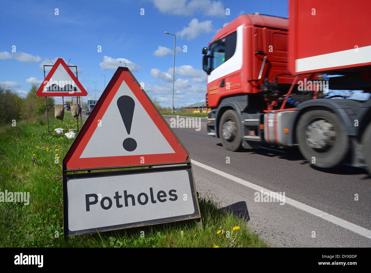 Autocarro passando buca cartelli di avvertimento sulla strada regno unito Foto Stock