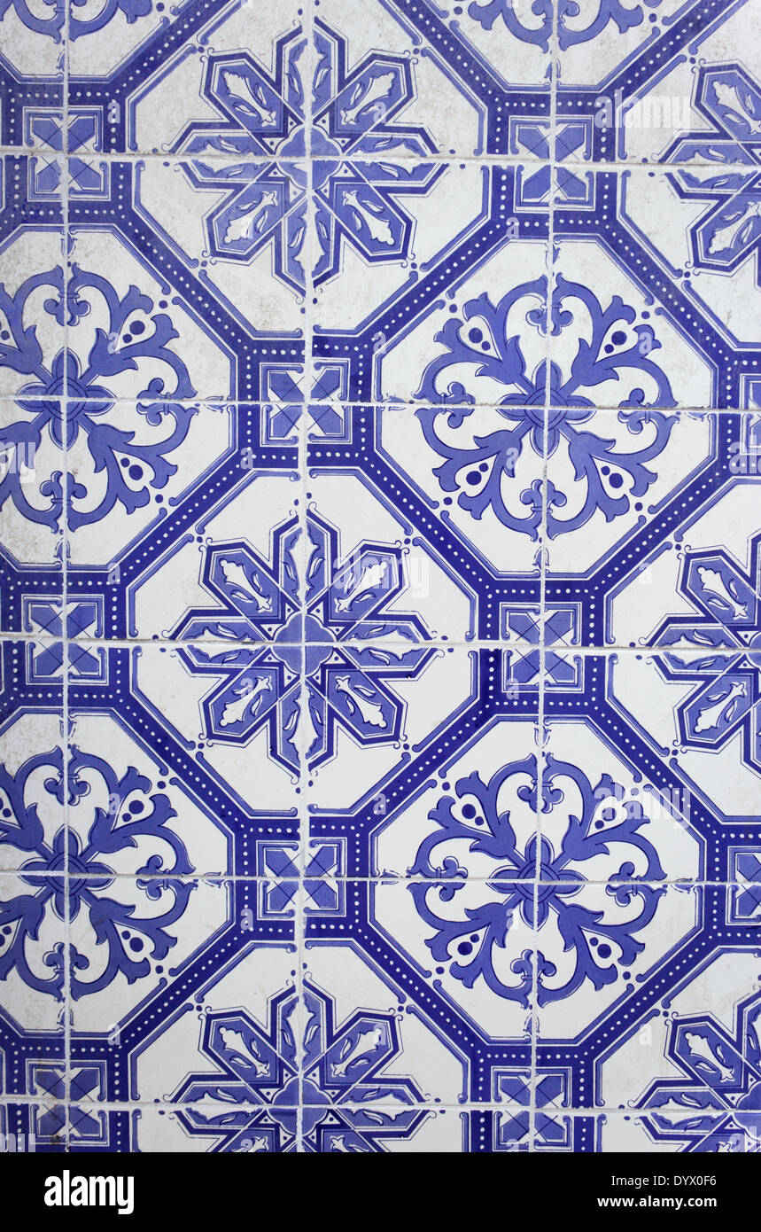 Lisbona, Portogallo. Dettaglio del tipico portoghese di piastrelle di ceramica. Foto Stock