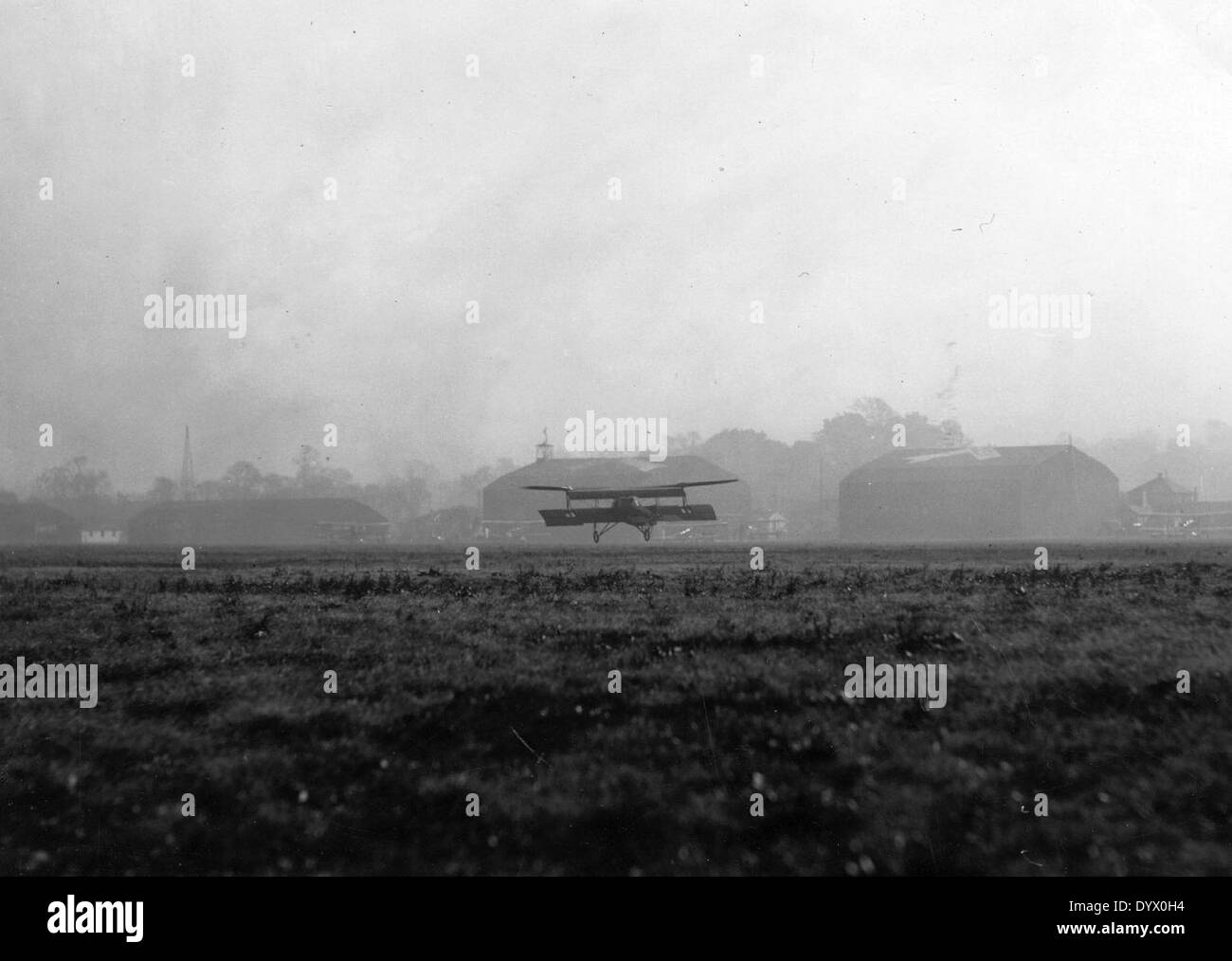Questa foto mostra un aereo che atterra a North Island, San Diego, un sito noto per il suo ruolo chiave nella storia dell'aviazione militare. North Island rimane una base importante per le operazioni di aviazione navale. Foto Stock
