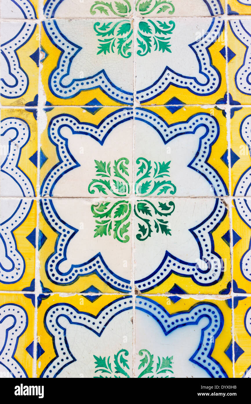 Lisbona, Portogallo. Dettaglio del tipico portoghese di piastrelle di ceramica. Foto Stock