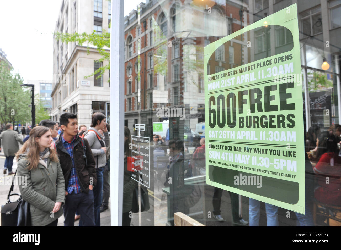 Margaret Street, Londra, Regno Unito. Il 26 aprile 2014. La coda per la 600 libera gli hamburger a onesto hamburger Ristorante Market Place nel West End. Credito: Matteo Chattle/Alamy Live News Foto Stock