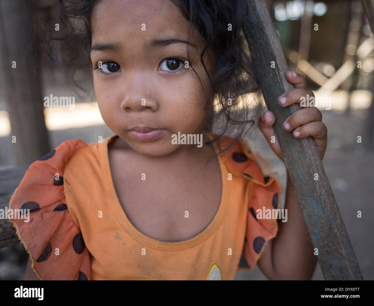 Giovane ragazza a Kompong Pluk villaggio galleggiante vicino a Siem Reap, Cambogia Foto Stock