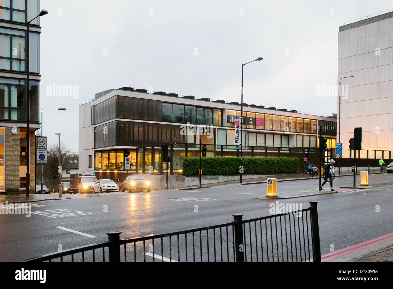 JW3 Jewish Community Center su Finchley Road nel nord di Londra, in Inghilterra, Regno Unito Foto Stock