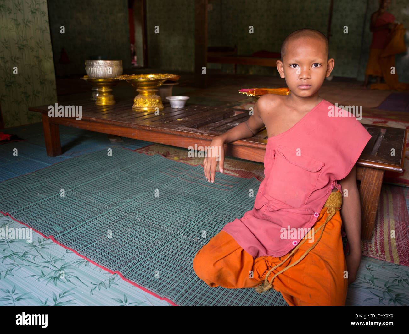 Giovane monaco buddista negli spazi abitativi a Angkor Wat, Siem Reap, Cambogia Foto Stock
