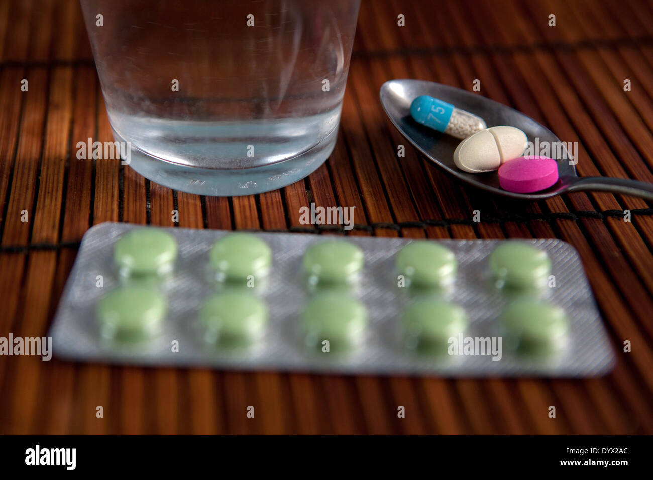 Pillole su un cucchiaio cura della medicina Foto Stock