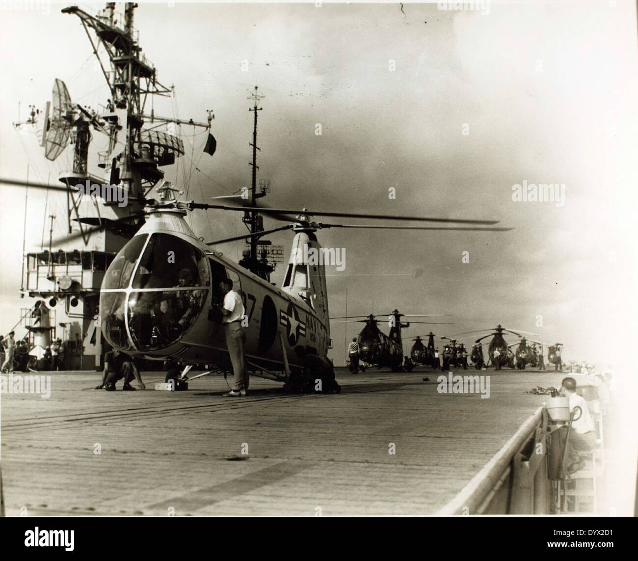 Elicotteri pronti a prendere il via dalla uss saipan (cvl-48) nel golfo del Messico in rilievo la missione in Messico città e città devastata dall'uragano Janet nhhs foto Foto Stock