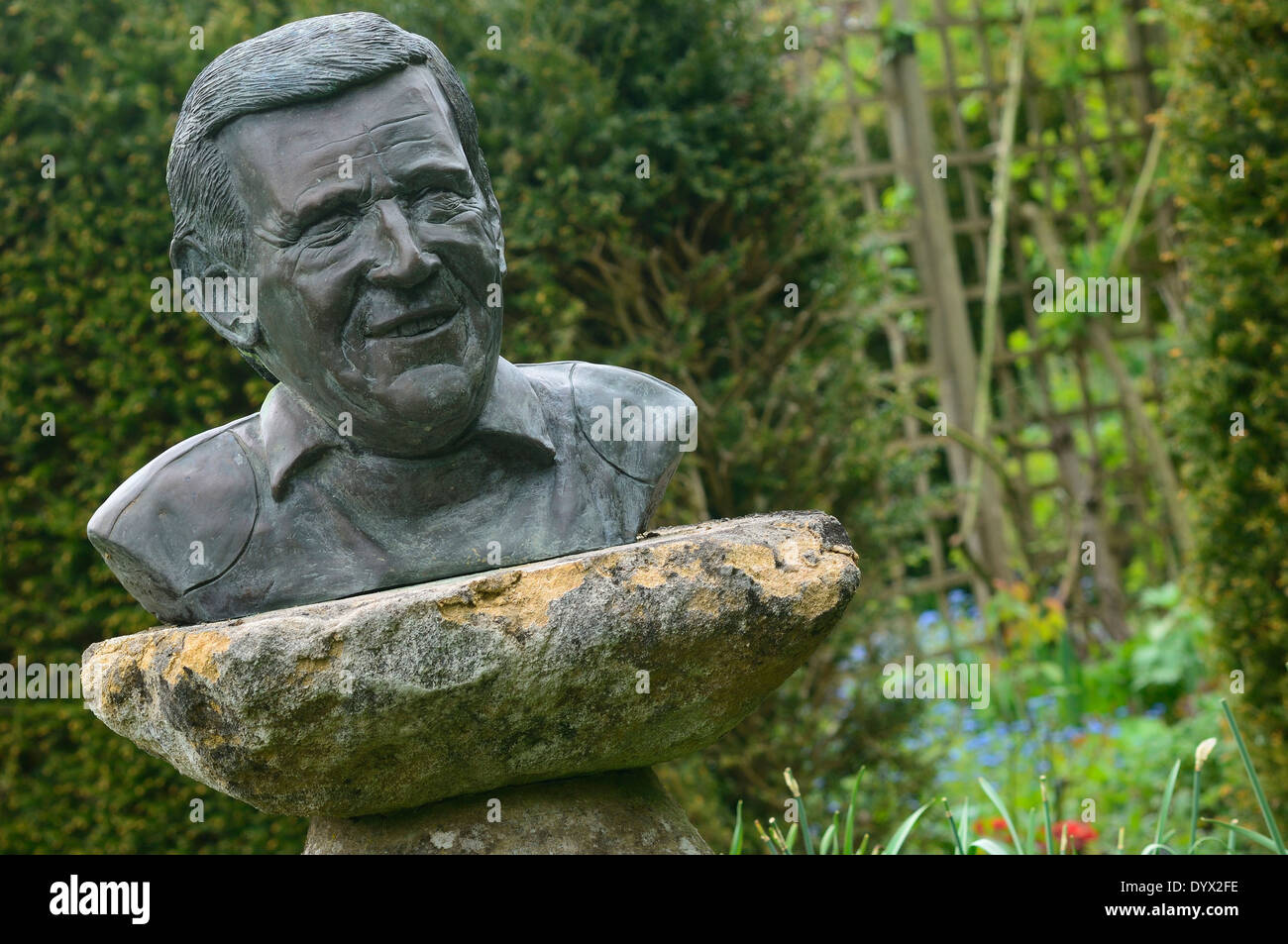 Busto di televisori "giardinieri mondo' giardiniere e presentatore Geoff Hamilton a Barnsdale Gardens di Rutland. Inghilterra, Regno Unito Foto Stock