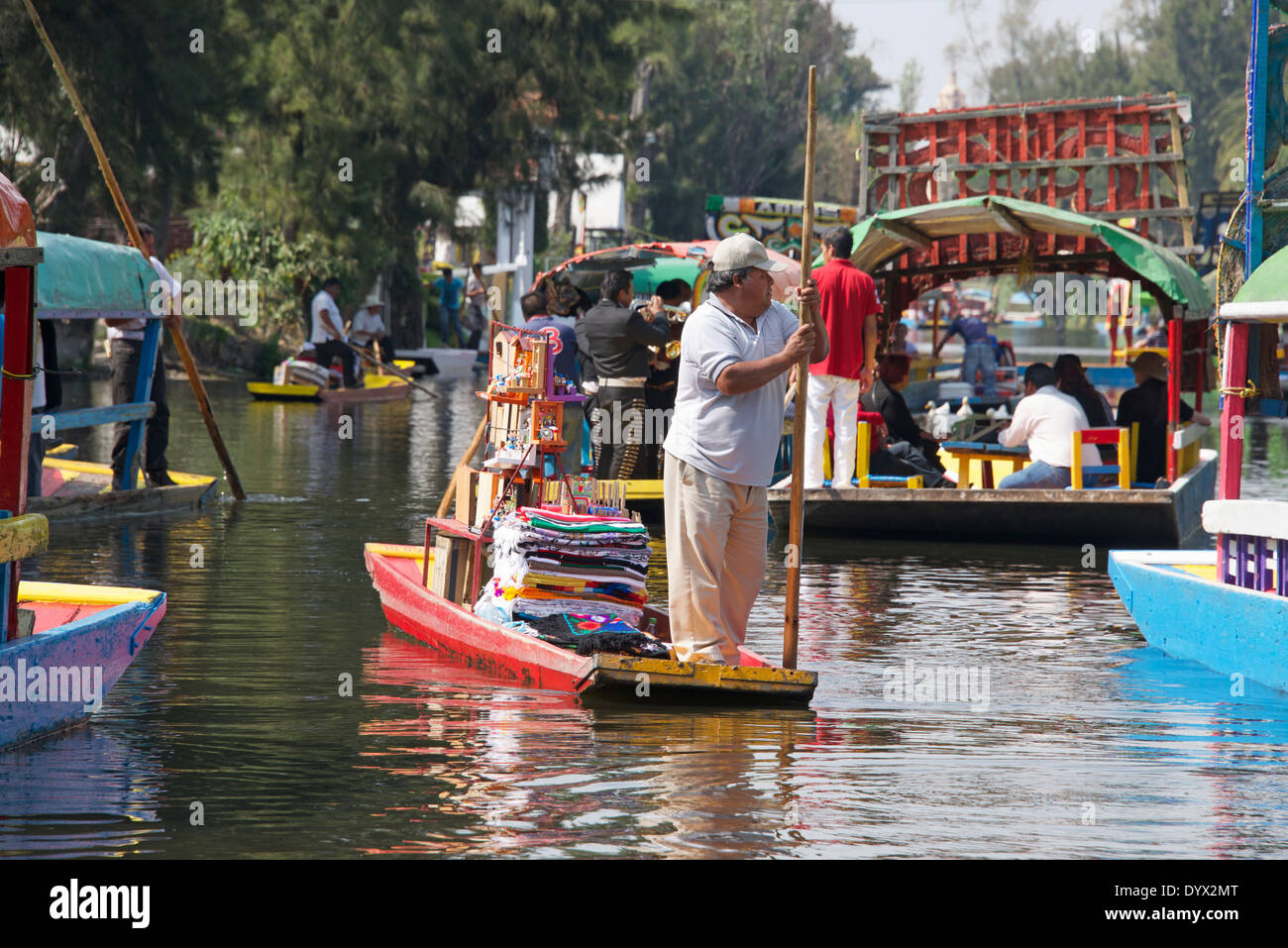 Commerciante punting tra turista imbarcazioni da diporto sul canal Xochimilco Città del Messico MESSICO Foto Stock