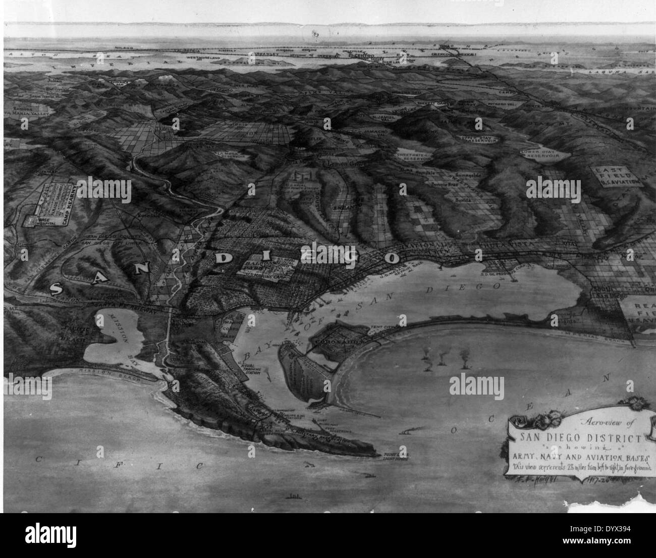 North Island, situata a San Diego, California, è sede di un'importante base militare e di una stazione aerea navale. Svolge un ruolo significativo nelle operazioni di aviazione della Marina degli Stati Uniti, fornendo strutture per la manutenzione, l'addestramento e lo spiegamento degli aeromobili. L'isola è una componente chiave della presenza navale di San Diego ed è stata fondamentale nelle operazioni di aviazione militare per molti decenni. Foto Stock