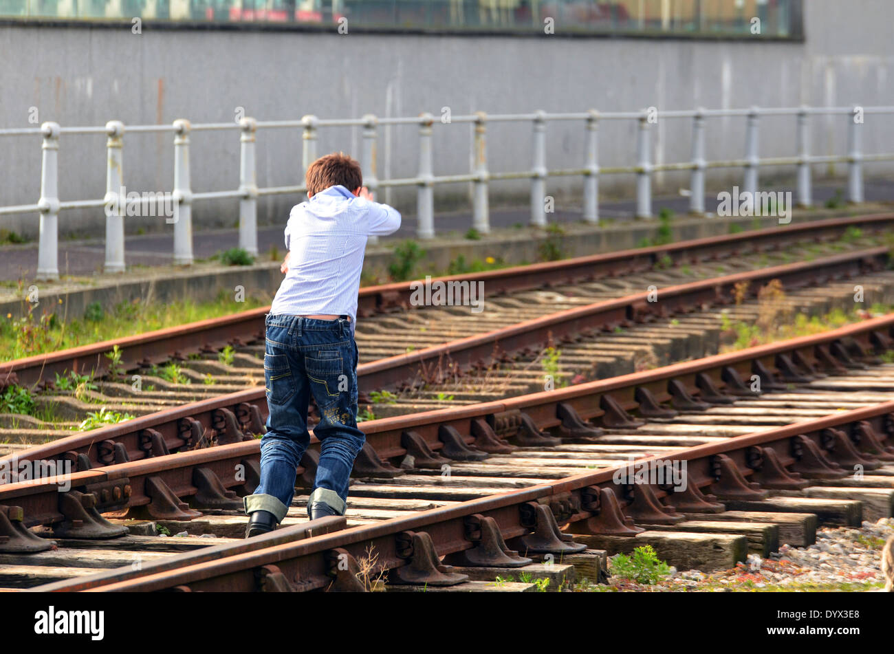 Tenere lontane le linee ferroviarie....per tenere i bambini del binario ferroviario. Foto Stock