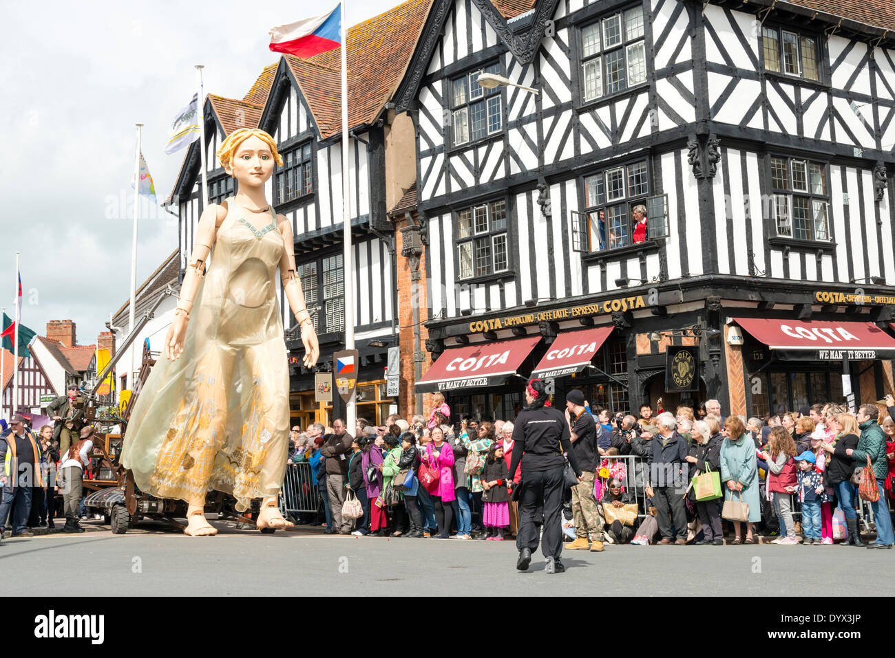 Stratford-upon-Avon, Regno Unito , il 26 aprile, 2014. Shakespeare feste di compleanno 2014 - William Shakespeare's 450 compleanno in Stratford upon Avon, Regno Unito. Lady Godiva puppet telecomando Credit: Robert Convery/Alamy Live News Foto Stock