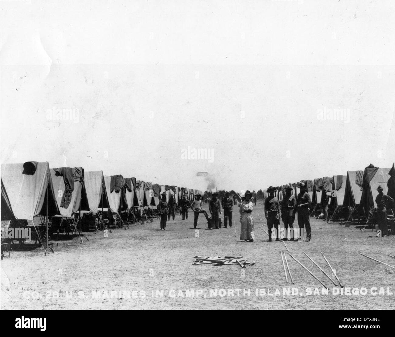 Questa foto cattura Camp Howard, una struttura dei Marines degli Stati Uniti a North Island nel 1914. La base ha svolto un ruolo significativo nell'addestramento del personale militare, e faceva parte del primo sviluppo dell'addestramento aeronautico negli Stati Uniti durante la prima guerra mondiale Foto Stock
