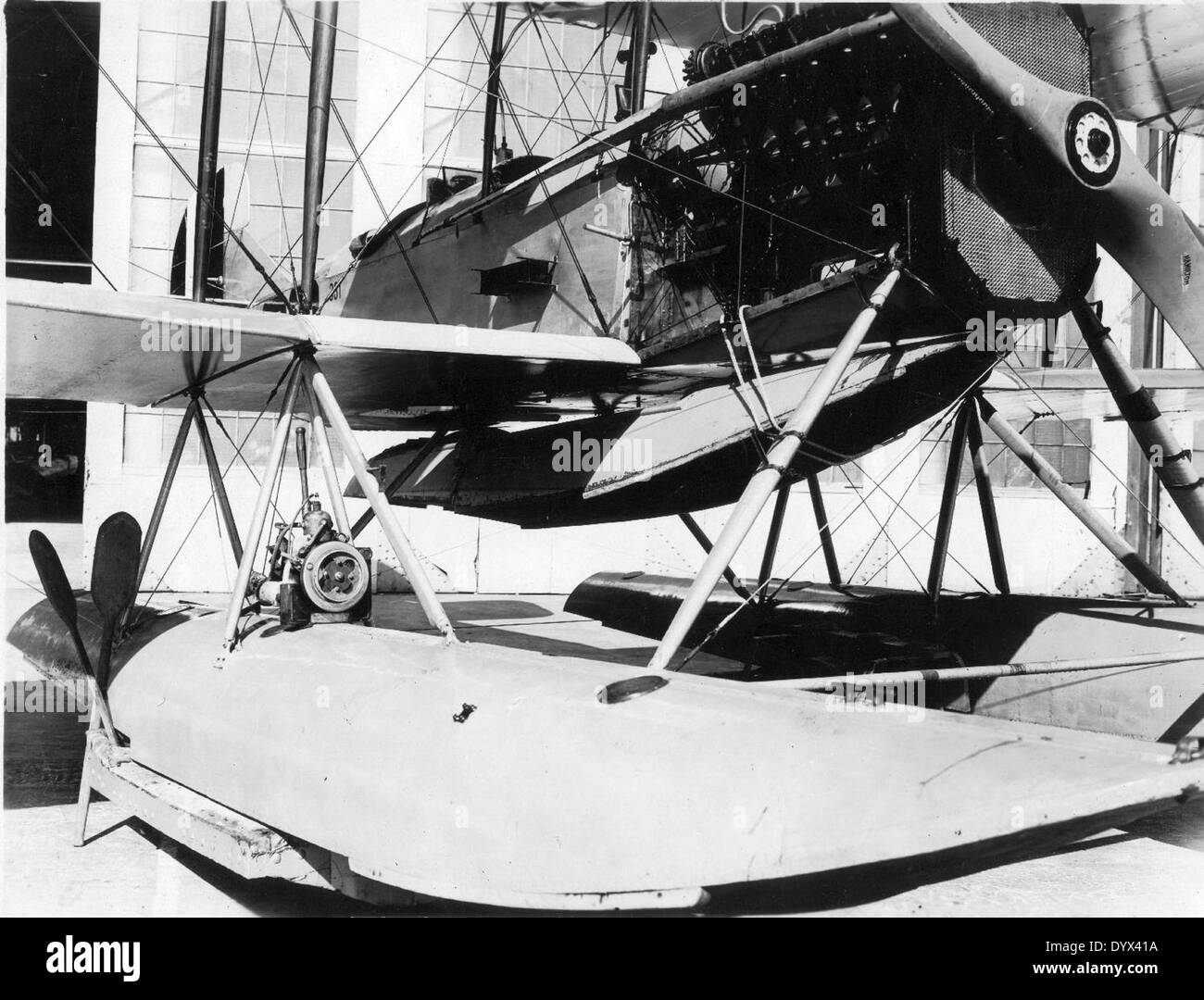 Questa fotografia mostra un Curtiss R-6, un biplano degli anni '1920, di stanza alla Naval Air Station di San Diego. L'R-6 fu utilizzato principalmente come aereo da ricognizione e addestramento, mostrando i primi sviluppi dell'aviazione navale negli Stati Uniti durante il periodo post-bellico. Foto Stock