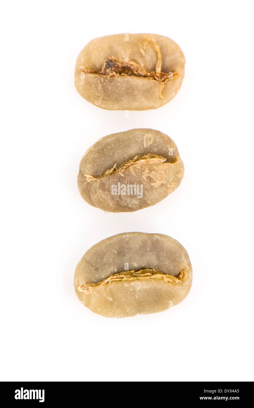 Verde Aribica raw i chicchi di caffè prima di tostatura, isolato su un bianco di sfondo per studio. Foto Stock