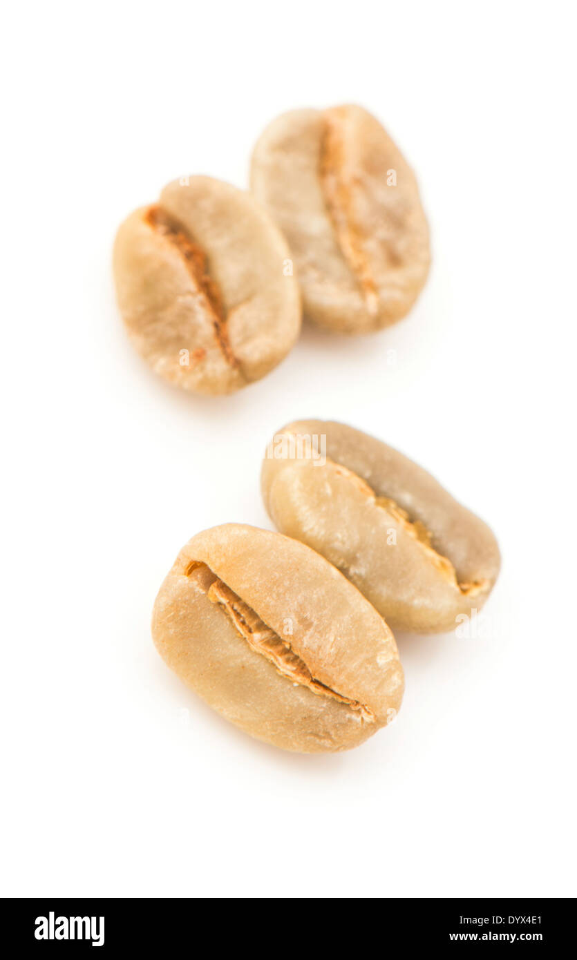 Verde Aribica raw i chicchi di caffè prima di tostatura, isolato su un bianco di sfondo per studio. Foto Stock