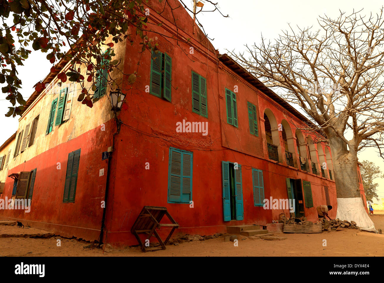 Gorea,SENEGAL-aprile 13, 2014: casalinga pulisce la porta di casa sua sulla strada a Aprile 13, 2014 in Senegal. Foto Stock