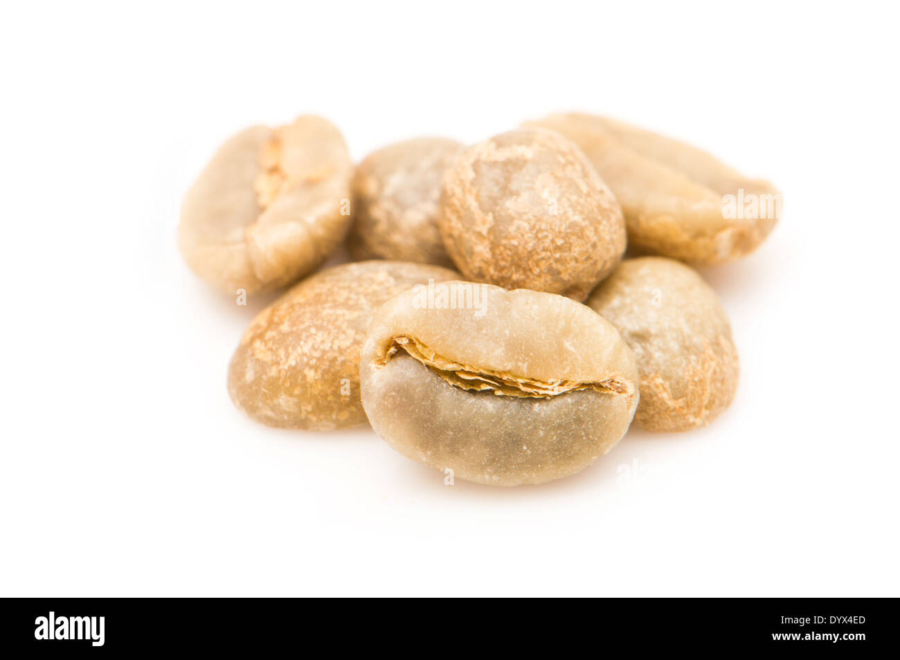 Verde Aribica raw i chicchi di caffè prima di tostatura, isolato su un bianco di sfondo per studio. Foto Stock