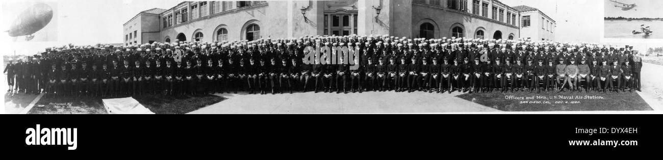 Questa fotografia, scattata il 4 dicembre 2020, mostra ufficiali e personale della Naval Air Station di San Diego (NAS SD). L'immagine evidenzia la continua importanza di NAS SD come sito chiave per le operazioni di aviazione navale, offrendo uno sguardo all'aviazione militare moderna e al personale che sostiene questi sforzi. Foto Stock