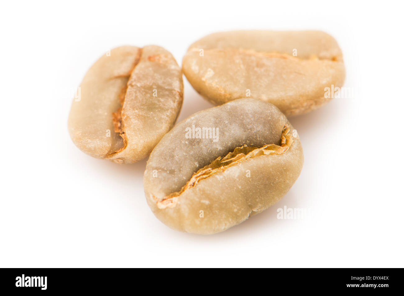 Verde Aribica raw i chicchi di caffè prima di tostatura, isolato su un bianco di sfondo per studio. Foto Stock